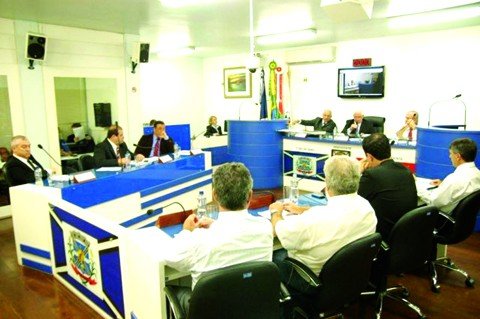 reposicao-salarial-gera-novo-confronto-na-camara-1 Vereadores não se entenderam na apreciação do projeto de reposição salarial. A matéria deverá voltar ao plenário hoje