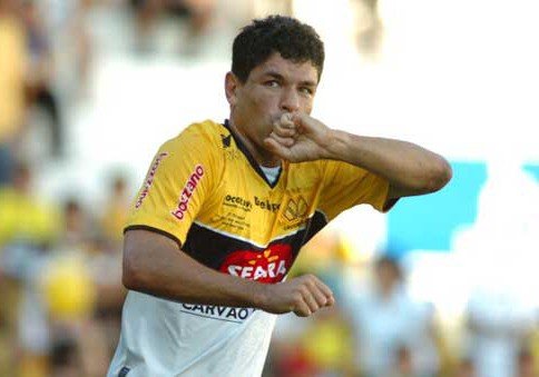 schwenck-prepara-comemoracao-e-ja-espera-pressao-1 Artilheiro do time, com dez gols, Schwenck evitou promessas para o jogo deste domingo.