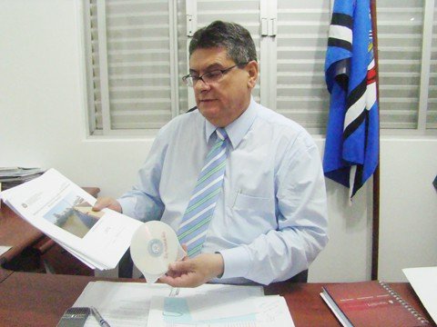so-falta-o-dinheiro-1 Secretário de desenvolvimento regional em Tubarão, Dura mostra uma cópia do projeto de dragagem da calha do Rio Tubarão. O documento, que existe desde setembro de 2009, será reapresentado com o intuito de fomentar a formação de um consórcio.
