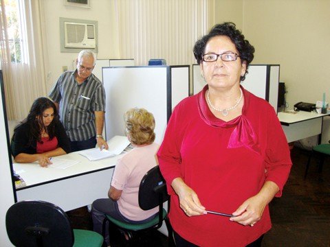 telefonia-e-a-maior-reclamacao-1 A coordenadora do Procon de Tubarão, Reneuza (em pé, à direita) está satisfeita com os números referentes ao mês passado, mas alerta: "O consumidor precisa lutar mais por seus direitos".