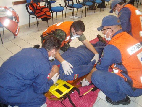 tubarao-sedia-curso-de-resgate-em-aguas-1 Com aulas teóricas e práticas, o curso tem certificação internacional.