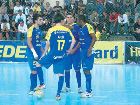 unisul-joga-muito-e-conquista-a-2a-vitoria-1 No início do segundo tempo e Canabarro, Acco, Wender e Maicky tiveram uma conversa séria antes da bola rolar.