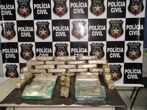 apreendidos-20-quilos-de-cocaina-pura-1 Toda a cocaína pura, em um total de 20 quilos, foram apreendidos pelo Deic e Polícia Civil de Garopaba. Os 19 quilos da cocaína (foto em detalhe) estavam em um cesto de guardar roupas sujas, no quarto da pousada em posse do acusado, na praia do Rosa