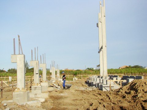 arquibancada-ja-esta-pronta-1 Hoje, um caminhão com pré-moldados chega ao terreno.