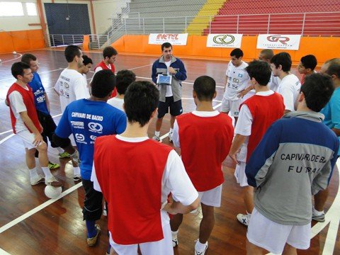 capivari-recebe-jaragua-hoje-pelo-estadual-1 Equipe treinou ontem no Ginásio Juan Manoel dos Santos, em Capivari de Baixo