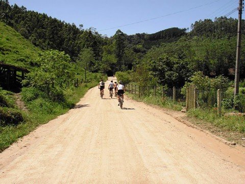chega-a-vez-da-sc-407-1 A SC-407, entre Santa Rosa de Lima e Anitápolis, é uma das mais bonitas do interior do estado. A estrada é muito utilizada por produtores rurais e também esportistas, que aproveitam as belezas naturais e os desníveis para pedalar e fazer outros esportes