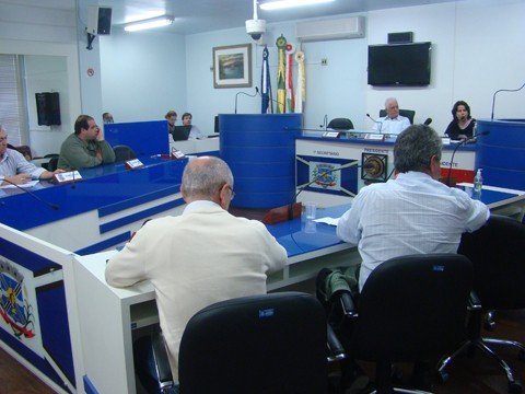comissao-sera-criada-para-acompanhar-as-negociacoes-1 Lideranças do Sintermut foram a câmara de vereadores pedir apoio.