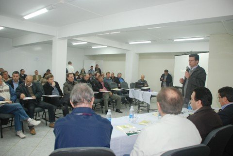 convenio-sera-assinado-em-breve-1 Empresários e lideranças políticas do sul do estado reuniram-se, ontem, em Braço do Norte. Na pauta, as obras de infraestrutura que garantirão o desenvolvimento regional e as condições precárias das rodovias estaduais.