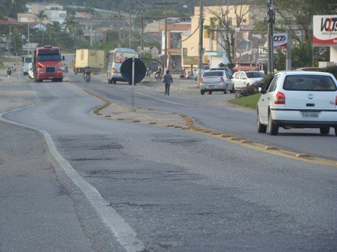 deinfra-avalia-a-sc-438-1 Motoristas precisam desviar dos buracos da pista. Para remediar a situação, tapa-buracos é executada
