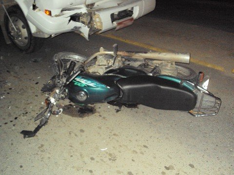 dois-motociclistas-morrem-em-acidentes-1 Sérgio Luiz Francisco, 46 anos, conduzia a motocicleta Honda Titan e bateu de frente com o caminhão.