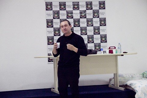 ele-fazia-orgias-nojentas-1 Um pouco abatido, o ex-deputado Nelson Goetten de Lima tomou café da manhã, ontem, na cela improvisada na Deic, em Florianópolis. Ele reafirmou que é inocente de todas as acusações e garantiu que provará isso na justiça.