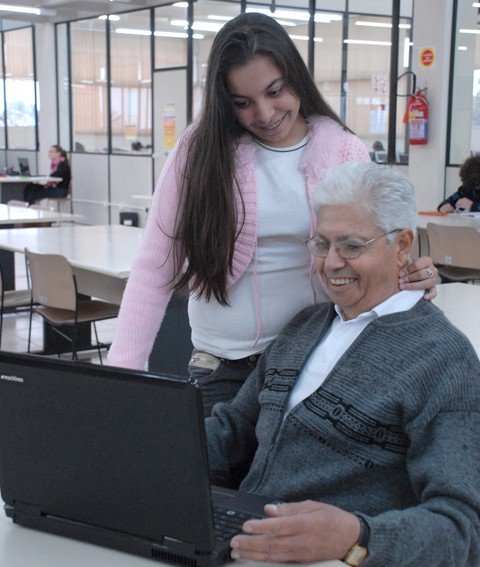 eles-merecem-seu-respeito-1 Na Unisul, o jovem e o idoso trocam experiências e ensinam um ao outro. Nas repartições da universidade e nos cursos, especialmente os da área humana, buscam integrar as faixas etárias