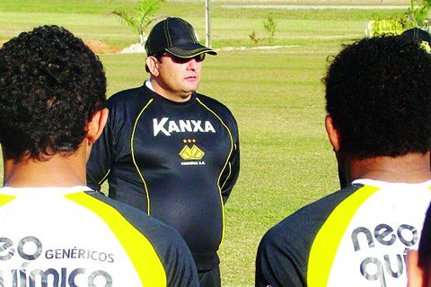 estamos-precisando-de-um-jogador-para-cartear-o-jogo-1 O técnico Guto Ferreira foi vaiado no jogo de sexta-feira
