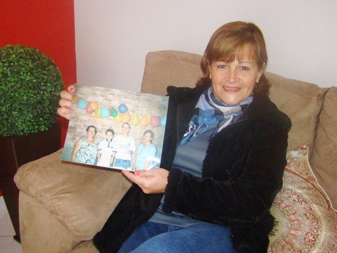 familiares-torcem-por-jovem-em-reality-1 Gladys guarda com carinho as recordações de Matheus. Está na torcida pelo sobrinho.