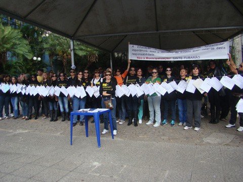 governo-ameaca-acionar-a-justica-1 Os professores participam de uma nova manifestação hoje. Desta vez, será a doação de sangue nas unidades do Hemosc de toda Santa Catarina