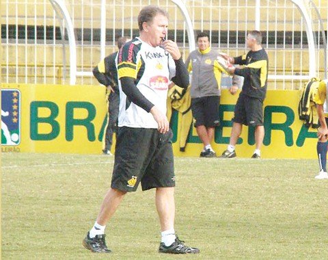 gripado-schwenck-fica-fora-do-jogo-1 O técnico Edson Gaúcho deverá optar pelo atacante Zé Carlos para o lugar de Schwenck, gripado.
