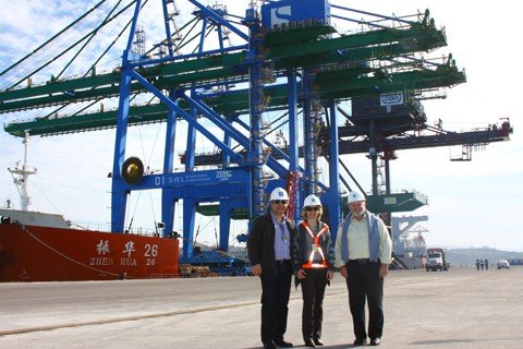 guindastes-chegam-ao-porto-1 O administrador do porto, Jeziel Pamato de Souza, a gerente comercial da Santos Brasil, Rejane Scholles, e o superintendente do Tecon Imbituba, Bruno Figurelli, comemoram a chegada dos novos guindastes.