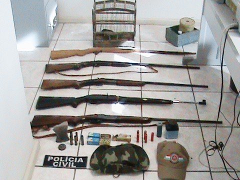 homens-sao-presos-com-espingardas-e-passaros-1 Espingardas, cartuchos de munição e pássaros silvestres foram apreendidos pela polícia.