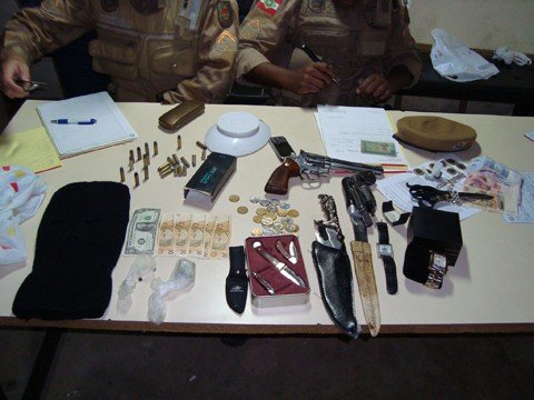 homens-sao-presos-com-revolveres-e-droga-1 Por meio dos mandados, armas, munições, drogas, dinheiro e outros objetos foram apreendidos pela polícia em três casas