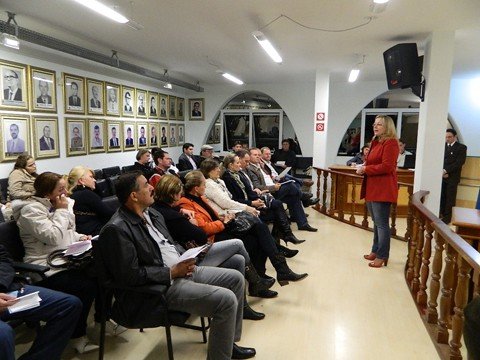 implantacao-de-campus-da-udesc-e-reivindicada-1 Primeira reunião, ocorrida na câmara de Braço do Norte, serviu para iniciar a formação da comissão que terá a responsabilidade de confeccionar o projeto de implantação do campus