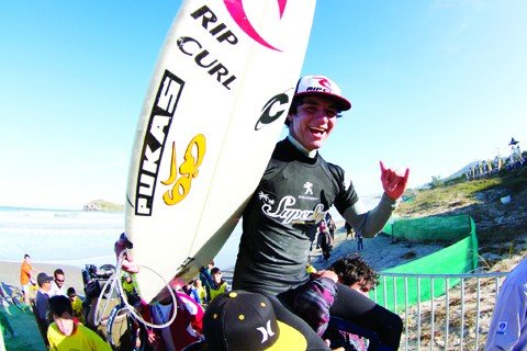 jovem-de-17-anos-fatura-o-titulo-1 O paulista Gabriel Medina faturou US$ 40 mil e 6,5 mil pontos