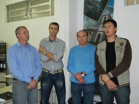 laudir-da-luz-assume-a-secretaria-de-turismo-1 Da esquerda para a direta: o vice-prefeito Valberto Wiggers Michels, o recém empossado secretário de turismo, Laudir Vieira da Luz, o prefeito Vânio Uliano e o agora ex-gestor da pasta, Murilo Bittencourt, durante a troca de comando, ocorrida nesta semana