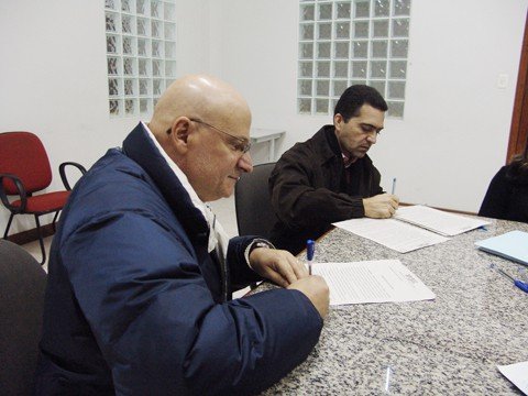 legislacao-sera-regularizada-1 O prefeito Manoel Bertoncini assinou o Termo de Ajuste de Conduta (TAC) com o promotor de justiça Sandro de Araújo, na manhã de ontem. O objetivo é regularizar os espaço onde a publicidade de rua será permitida em Tubarão.
