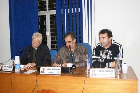 lei-antifumo-e-aprovada-em-gravatal-1 Vereadores aprovaram a lei antifumo de Gravatal na sessão de segunda-feira. “Acredito que a regra vai até ajudar quem quer parar de fumar”, avalia o presidente João Fernandes Rodrigues (PMDB - no centro)