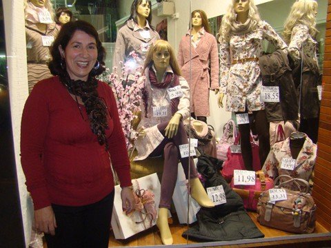 lojistas-serao-obrigados-a-colocar-precos-nas-vitrines-1 A gerente Márcia Costa dá o exemplo: na loja, todas as peças da vitrine têm preço