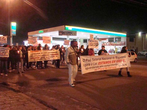 manifestacao-sera-realizada-na-capital-1 Professores e pais protestaram contra o governo e reivindicaram o piso, ontem à noite, em Tubarão.