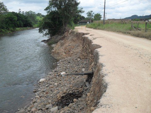 melhorias-iniciam-em-30-dias-1 Melhorias na SC-439 foram anunciadas ontem pelo diretor do Deinfra, Paulo Meller. Na parte não asfaltada em direção ao distrito de Aiurê, as enchentes do começo do ano arrancaram os restos de um antigo gabião e o rio ameaça invadir a pista