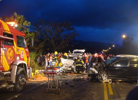 pai-e-filha-de-2-anos-nao-sobrevivem-1 O acidente mobilizou muitos policiais, bombeiros e socorristas do Samu.
