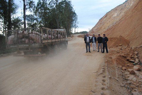 pavimentacao-deve-iniciar-no-proximo-mes-1 Da direita para a esquerda: o secretário de desenvolvimento regional em Braço do Norte, Gelson Luiz Padilha; gerente de infraestrutura, Richard Botega; diretor geral da SDR, Jacinto Della Giustina; e representante da Setep vistoriaram as obras.
