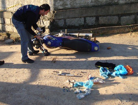 perseguicao-e-tiros-causam-panico-1 Os policiais da DIC encontraram junto à motocicleta abandonada pelos traficantes grande quantidade de crack e maconha, uma pistola, um revólver calibre 38, munições e silenciadores.