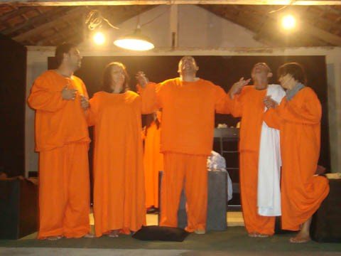 procura-se-o-homem-e-encenada-em-laguna-1 A história da peça passa em um sanatório, onde sete pessoas discutem o sentido da vida