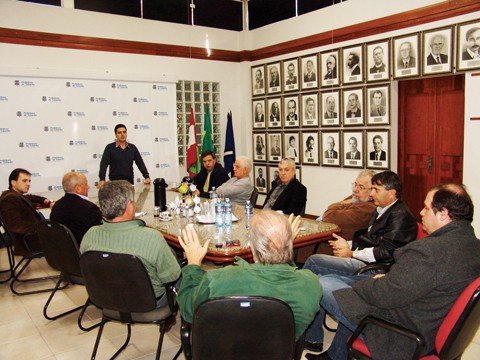 professores-sao-reintegrados-as-salas-de-aula-1 Ontem, secretários da prefeitura de Tubarão e vereadores reuniram-se para discutir os aspectos da greve.