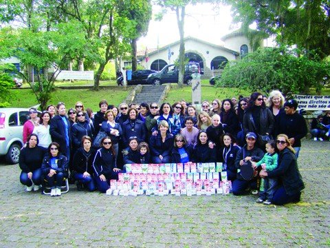 proposta-sera-apresentada-hoje-1 Os professores também arrecadaram litros de leite para doar a uma instituição de caridade ontem