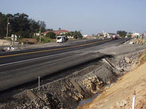 propostas-serao-abertas-nesta-quinta-1 A liberação é provisória e foi necessária para que a equipe da Construtora Triunfo possa finalizar a aplicação asfáltica em ambas as cabeceiras de acesso.