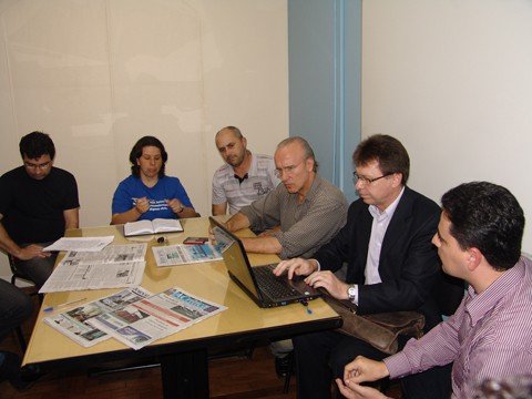 reuniao-decidira-futuro-da-greve-1 Negociações foram retomadas ontem, após mais uma manifestação na prefeitura.