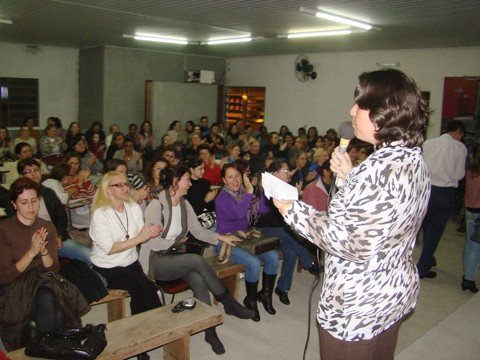 salarios-de-grevistas-serao-descontados-1 Em assembleia, professores recusaram a proposta da prefeitura.