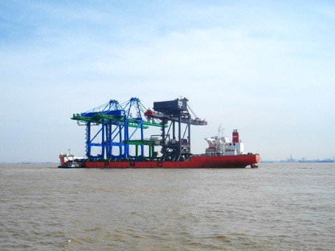 super-guindastes-chegam-amanha-1 Os dois portêineres embarcaram há cerca de 40 dias no Porto de Xangai, na China, e fazem a travessia da Ásia para o Brasil montados em uma plataforma especial.