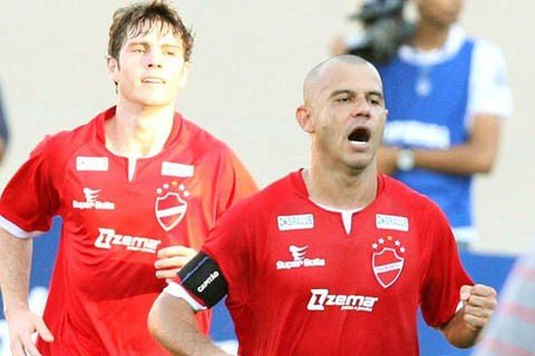 tigre-perde-a-primeira-1 O veterano Roni (D) marcou o gol que abriu caminho para a vitória do Vila Nova, no Serra Dourada.