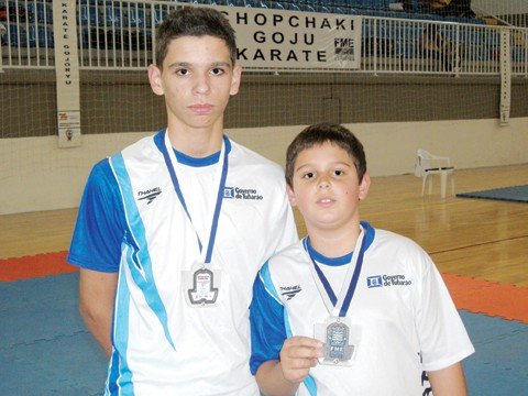 tubarao-tera-irmaos-prodigios-em-estadual-1 Rogério Júnior e Vinícius Paes, juntos, somam mais de 300 medalhas em casa.
