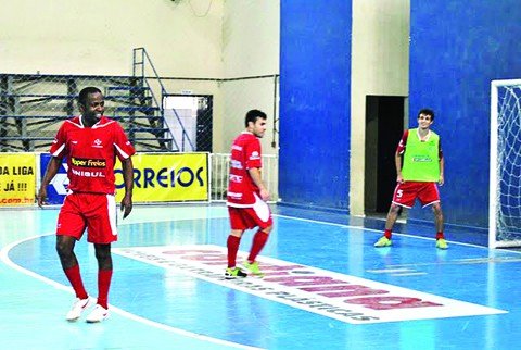 unisul-joga-amanha-em-petropolis-1 Maicki (E) será ausência garantida nesta sexta-feira, contra o Poker/PEC