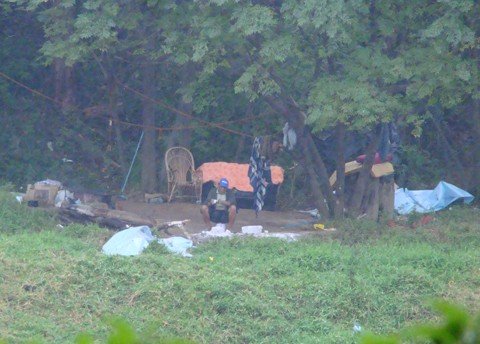 508-lares-vivem-em-extrema-miseria-1 O Notisul alerta para as pessoas que moram embaixo das pontes da cidade e nas margens do rio há mais de dois anos. Cenas assim ainda são facilmente flagradas. A acima foi feita na beira-rio, próximo à ponte do Morrotes, na margem direita.