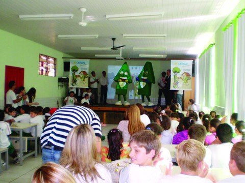 a-uniao-para-o-crescimento-1 Inseridas nas comunidades onde atuam, as cooperativas desenvolvem projetos para valorizar o seu consumidor. A Cergal é um exemplo: promove ações em escolas nas cidades em que atende.