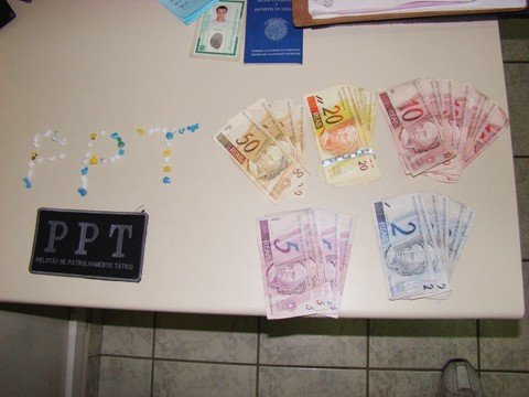 acao-resulta-em-prisoes-e-apreensao-de-crack-1 As 39 pedras de crack e R$ 570,00 em dinheiro foram encontrados dentro do apartamento.