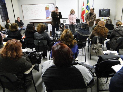 ano-letivo-deve-acabar-somente-em-janeiro-1 Ontem, o secretário de desenvolvimento regional na Cidade Azul, Haroldo Silva (PSDB), o Dura, reuniu-se com a gerente de educação, Tereza Cristina Meneghel, e os 43 diretores das escolas estaduais de abrangência da SDR.