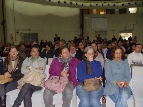 aulas-podem-normalizar-na-terca-1 Educadores choraram durante a assembleia realizada em Tubarão, que decidiu pelo fim da greve. Hoje, o movimento está enfraquecido no estado.