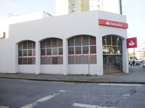 bandidos-tentam-arrombar-dois-caixas-1 A agência do Santander em Tubarão foi alvo dos bandidos.